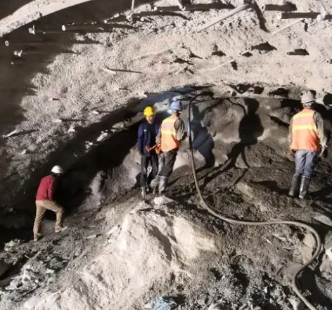 卧龙拱顶带模注浆料的施工流程及注意事项
